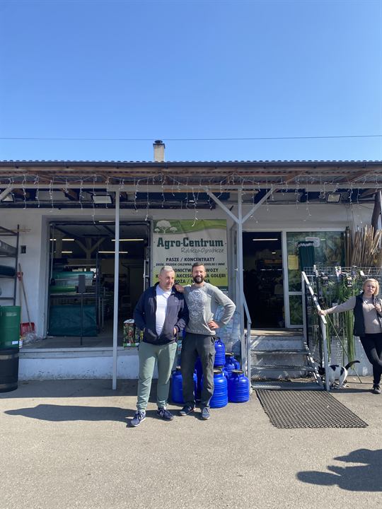 Front sklepu Agro-Centrum w Liszkach z zespołem przed wejściem