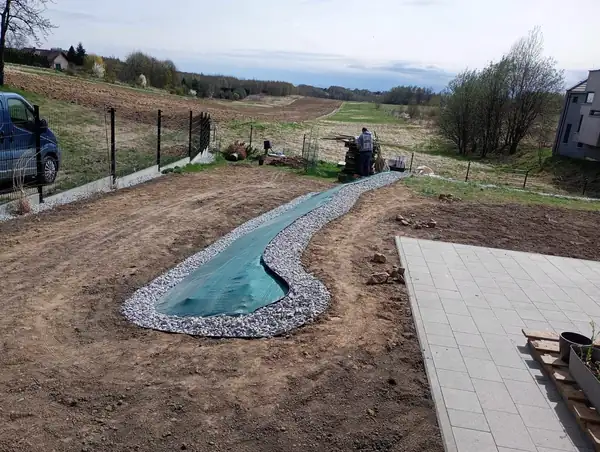 Rów odwadniający wyłożony geowłókniną przy nowym domu