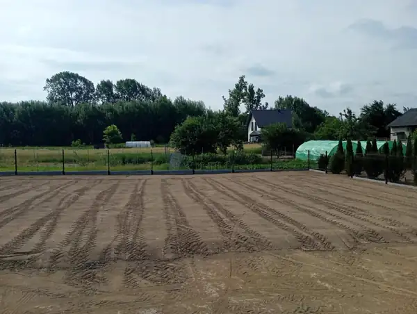 Uprawiona ziemia pod trawnik na dużej działce