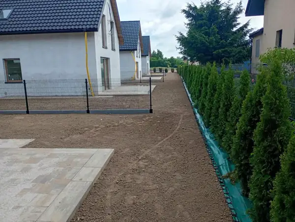 Przygotowanie terenu pod trawnik przy domu i żywopłocie z tui