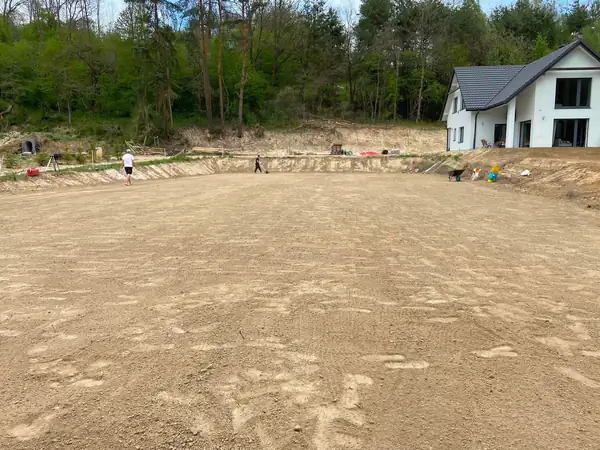 Plac pod trawnik przy nowym domu po niwelacji terenu