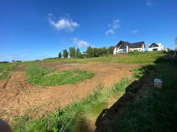 Przed: nierówny teren porośnięty trawą i chwastami