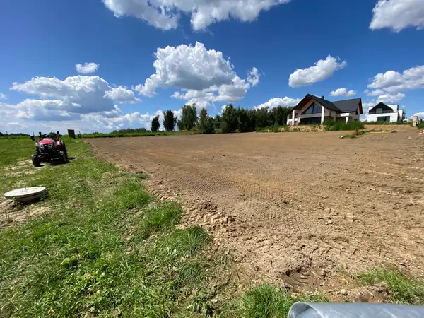 W trakcie: ziemia wyrównana i przekopana glebogryzarką